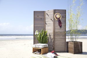 Privacy and decoration: the versatility of folding screens on current design